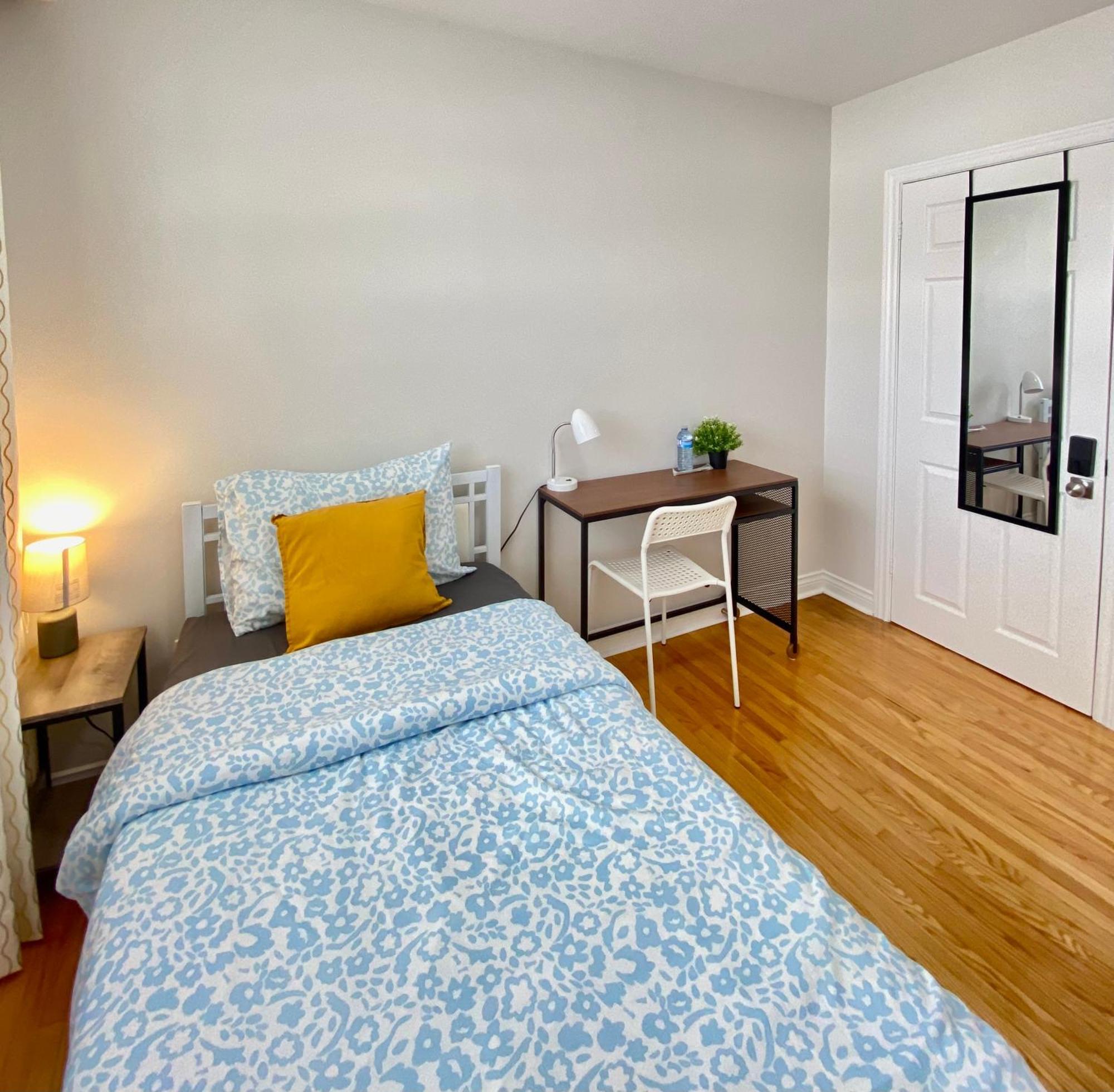 Hotel Sunny House - Main Floor, Free Parking, In Toronto Exterior foto